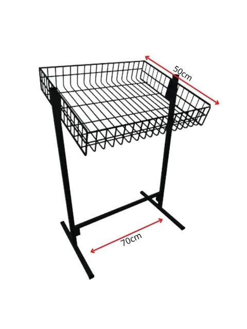 Banca de oferta aramada preta com cesto retangular de 50x70 cm sobre estrutura tubular