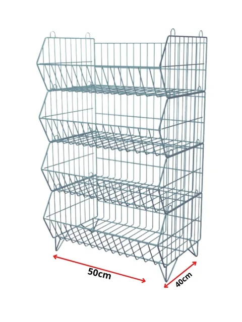 Expositor de chão branco com quatro cestos aramados inclinados empilhados, vista frontal