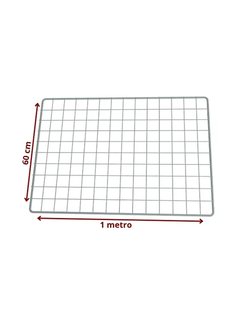 Tela aramada branca de 60 x 100 cm com malha quadrada, apoiada na vertical