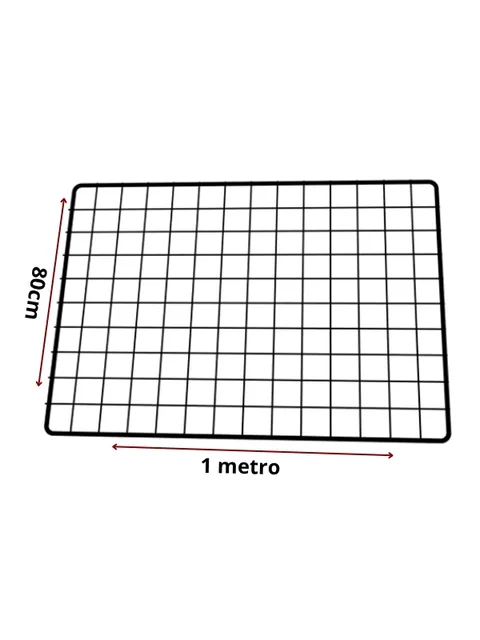 Tela aramada preta de 80 x 100 cm com malha quadrada, apoiada na vertical